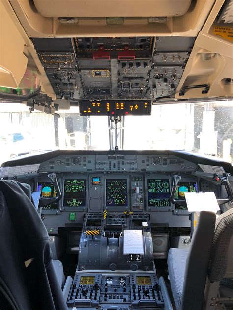 My office. Bombardier Q400 : cockpits