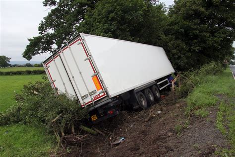 Driver hurt in lorry crash - DNG Online Limited