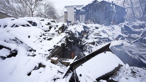 Colorado fires leave thousands of destroyed homes as snow slows recovery