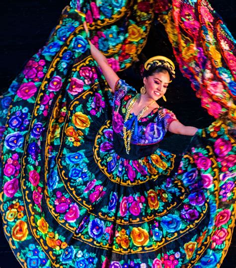 Mexican Folklorico Dance Costumes | Ballet Folklórico in Mexico City ...