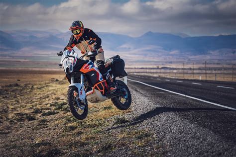 KTM 1290 Super Adventure R 2023 : plus Racée ? - Trail Adventure Magazine