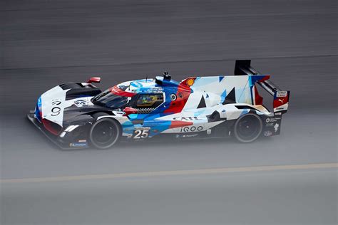 Roar before the 24 Hours of Daytona: BMW M Hybrid V8 prototypes start ...