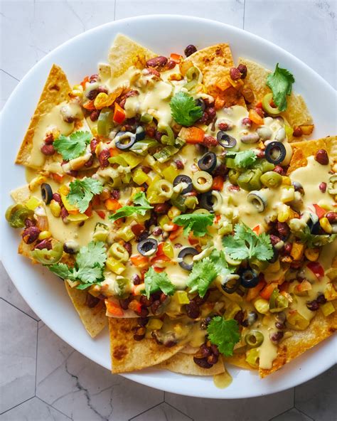 Loaded Nachos With Vegan Cheese Sauce | Perfect 10/10 Lunch