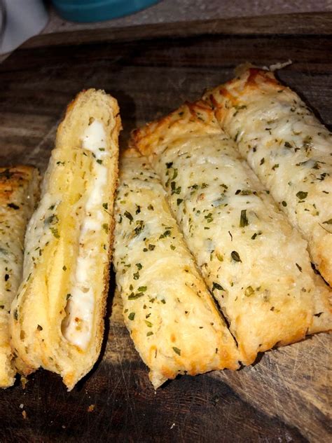 Homemade Cheesy Garlic Breadsticks – BestQuickRecipes