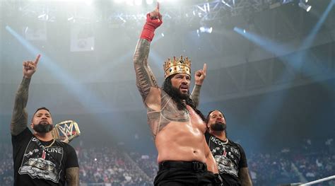 WWE SmackDown Results: Roman Reigns gets crowned after The Bloodline ...