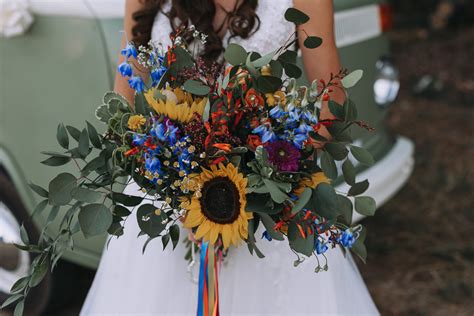 30 Bright & Happy Sunflower Wedding Bouquet Ideas