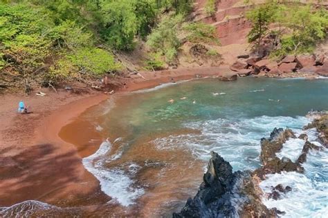 Red sand beach in Maui Hawaii: Hike to hidden Kaihalulu Beach - How ...