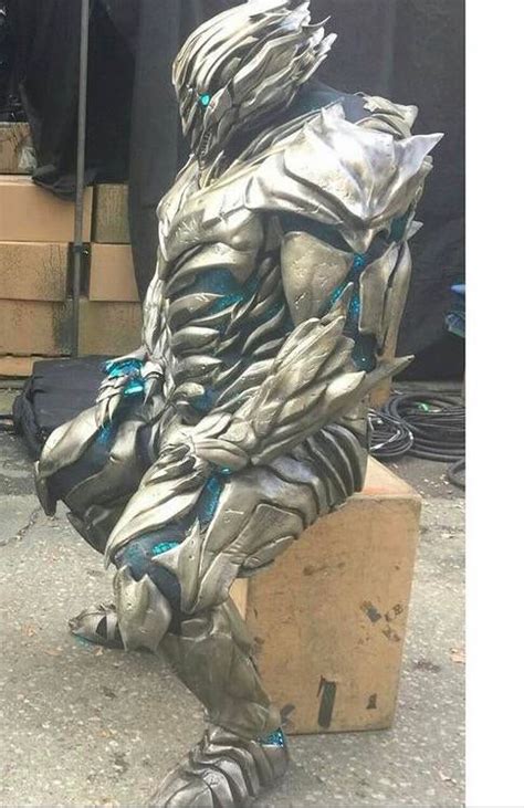 ngl i used to think that savitar’s suit was 100% cgi, i didn’t even ...