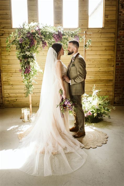 Romantic and whimsical English country barn inspiration - English Wedding