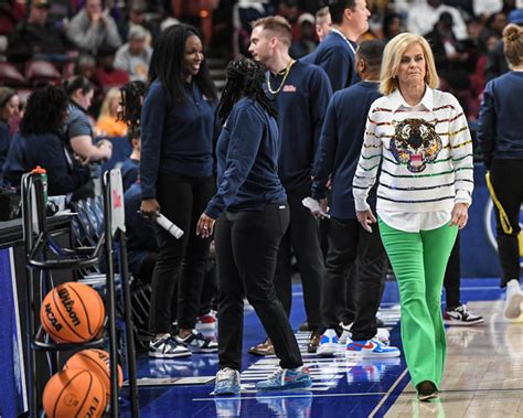 Kim Mulkey outfit: See LSU coach's blue jacket in SEC tournament ...