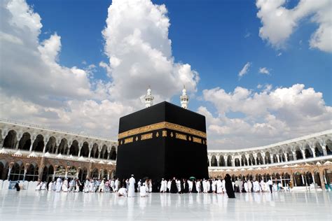 Reaching beyond the Kaaba during Hajj - IslamiCity