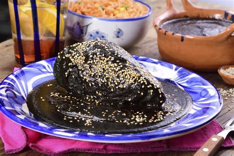 Mole Negro Oaxaqueño con Arroz Rojo