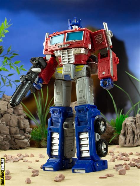 Gallery: Earthrise Optimus Prime – Toybox Soapbox