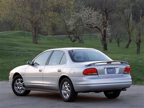 Car Pictures: Oldsmobile Intrigue 2002