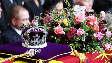 Queen Elizabeth II’s Casket Featured Flowers From Wedding – Hollywood Life