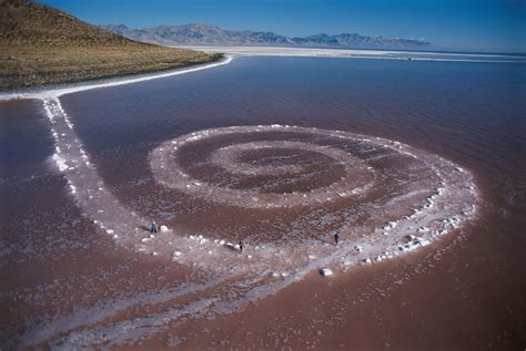 La Spiral Jetty di Robert Smithson fa 50 anni. Ma esiste da molto prima