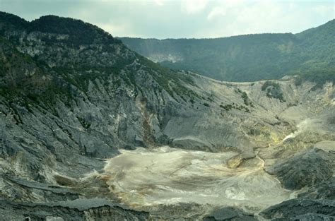 Bandung volcano tour - Tangkuban Perahu and Kawah Putih