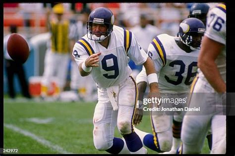 Nfl Quarterbacks 1980's Photos and Premium High Res Pictures - Getty Images