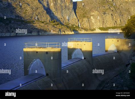 hetch hetchy dam, reservoir and waterfall Stock Photo - Alamy