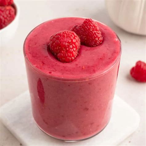 Raspberry Smoothie (3 Ingredients!)