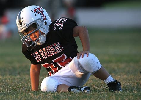 Playing tackle football before 12 years old causes earlier CTE ...