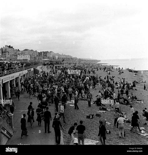 Mods and Rockers clash on Brighton beach during 1964 bank holiday Stock ...