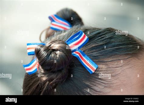 Girl wearing the Costa Rican flag colors in her Hairdo Costa Rica ...