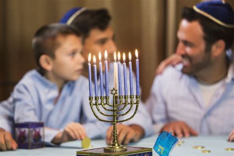 How to Light the Hannukah Menorah and Recite the Hanukkah Prayers ...