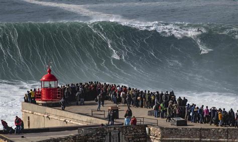 O VOO DO CORVO: Riding the giant: big-wave surfing in Nazaré / VIDEO ...