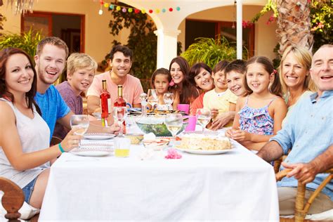 Top Tips for Organizing a Family Reunion [Infographic]