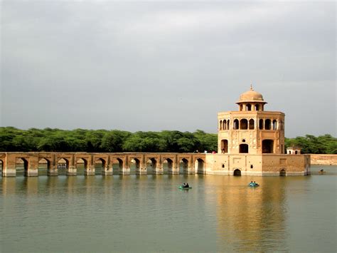 Visitin Guide To Famous Hiran Minar Sheikhupura - XciteFun.net