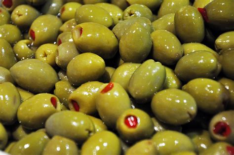 Pepper stuffed Manzanilla olives | Olives from Spain in Lunya online shop