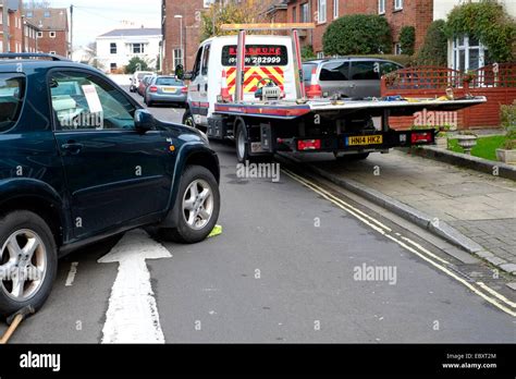 Car being towed uk hi-res stock photography and images - Alamy