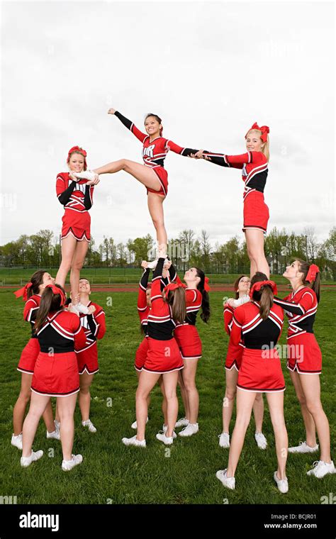 Rutina de cheerleaders Fotografía de stock - Alamy