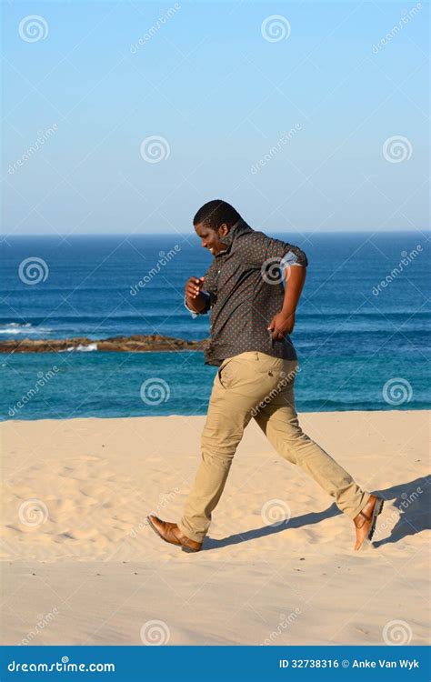 Hombre Negro Que Corre En La Playa Foto de archivo - Imagen de corrida ...