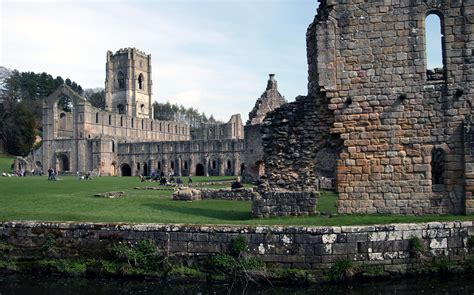 Fountains Abbey Ruins 8 | Looking past the old visitors' qua… | Flickr