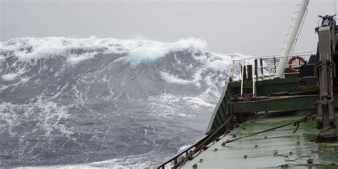 North Sea storms shut down oil rigs | News Rogue Wave, Rivage, Sea ...