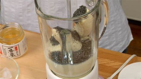 Black Sesame Smoothie Recipe (Beauty Drink with Banana and Soy Milk ...