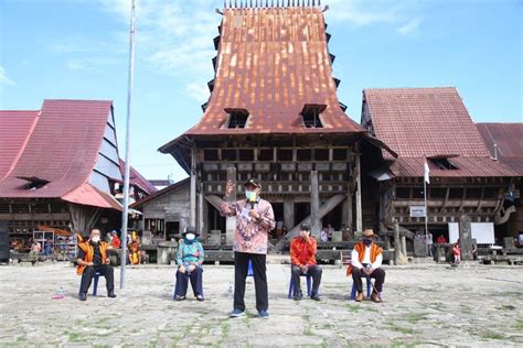 Menko PMK Dorong Rumah Adat Desa Bawomataluo Jadi Warisan Budaya UNESCO