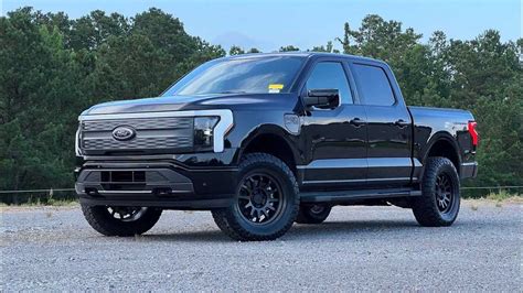 Lifted Ford F-150 Lightning Looks Cool, But Loses A Lot Of Range