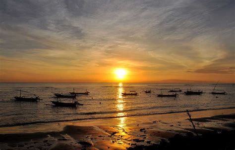 Pantai Sanur dengan Sunrise yang Indah di Bali - Bali