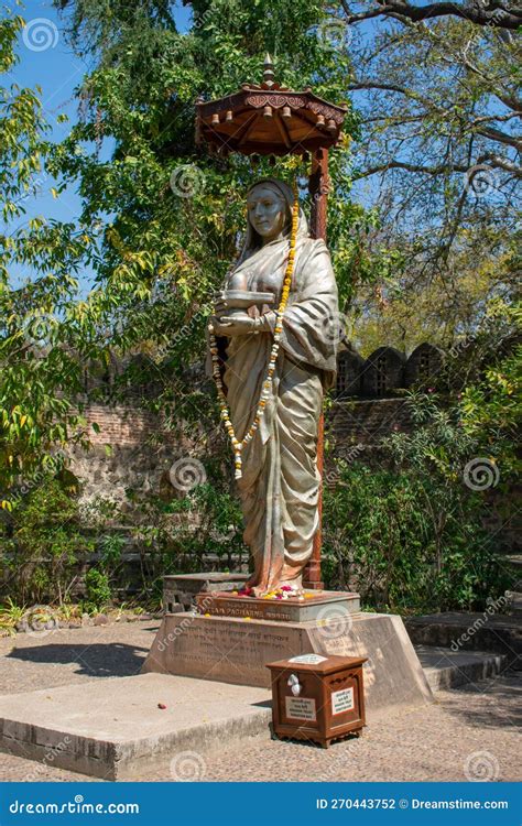 Devi Ahliya Bai Holkar S Large Size Statue at Maheshwar Rajwada Inside ...