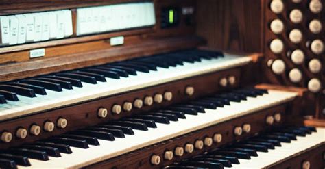 Organ Vs Piano; The Difference, Which Is Harder & More - Music Industry ...