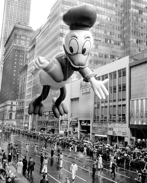 30 Vintage Photographs of the Macy’s Thanksgiving Day Parade Balloons ...