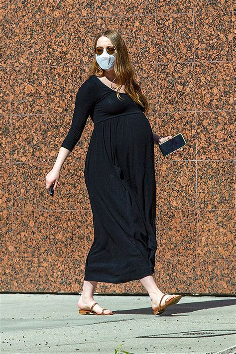 Pregnant Emma Stone Looks Gorgeous With Baby Bump In LA: See Pics ...