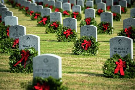 Houston National Cemetery sees thousands of visitors laying wreaths