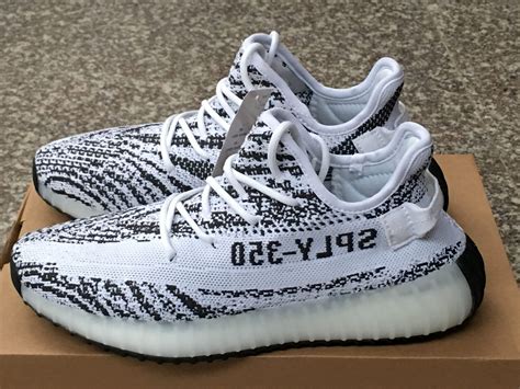 Adidas Yeezy Boost 350 v2 Zebra, detalle negro baratas | Zapas360