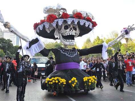 Mexico City Holds First-Ever Day of the Dead Parade (Thanks, James Bond ...