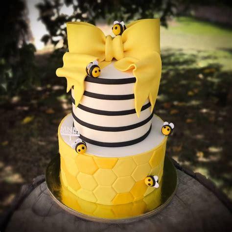 MNM Desserts no Instagram: “Bee-ware ⚠️ Cute bees on cake! ⚠️ . . . # ...