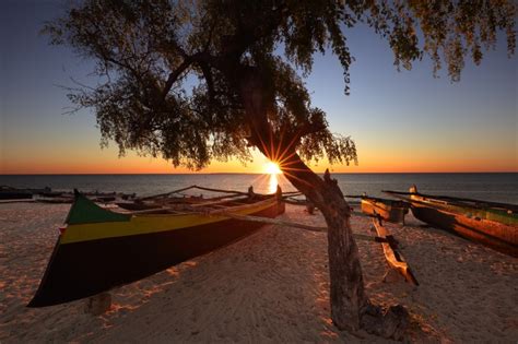 Traditional pirogue, Madagascar - Dietmar Temps, photography